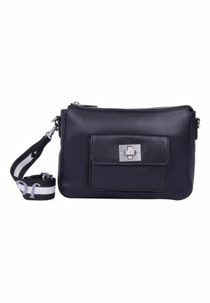 Bolso de cuero negro con bolsillo delantero y cierre giratorio plateado, con una correa de hombro desmontable a rayas en negro y blanco.