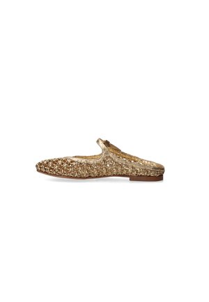 Scarpa piatta slip-on con tomaia intrecciata in oro metallico, suola marrone piccola, retro aperto e punta arrotondata.