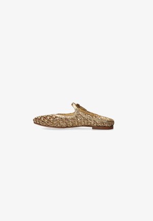 Chaussure plate à enfiler avec dessus en or métallique tissé, petite semelle marron, dos ouvert et bout arrondi.