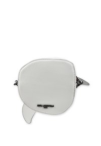 Pochette in pelle bianca testurizzata con una forma unica, caratterizzata da una zip argentata e un marchio nero sul davanti.