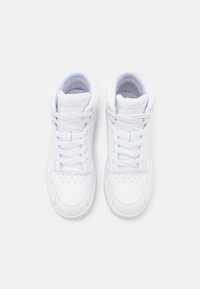 Sneaker high-top in pelle bianca con dettagli perforati, lacci piatti e linguette imbottite. Branding visibile sui lati esterni.