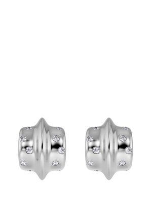 Orecchini in argento con design arrotondato e testurizzato, dotati di piccole cristalli trasparenti incastonati, con una finitura lucida e una forma tridimensionale.