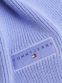Světle fialová pletenina s ribovanou texturou. Obsahuje obdélníkovou cedulku s nápisem "TOMMYJEANS" a malým logem značky.