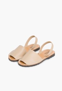 Bež nahkased sandaalid avatud varbaosaga, slingback disainiga, õmmeldud aktsentidega ja kummist tallaga. Sile tekstuur, vabaaegne stiil, hele värv.