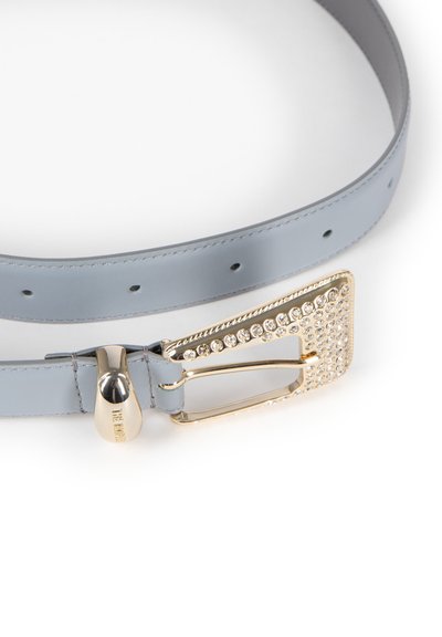 Hellblauer Ledergürtel mit goldfarbener Schnalle, verziert mit kleinen klaren Kristallen, auf weißem Hintergrund.