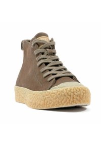 Sneaker alta in suede marrone con suola in gomma beige texturizzata. Presenta lacci, un collo imbottito e una punta arrotondata.
