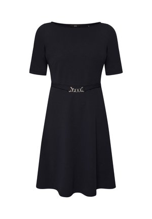 Robe noire mi-longue jusqu'aux genoux avec des manches courtes et une ceinture fine ornée d'une boucle chaîne argentée à la taille.