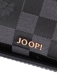 Portafoglio intrecciato nero con motivo a griglia testurizzata, dotato di logo "JOOP!" in tono rame. Interno liscio con fodera nera.