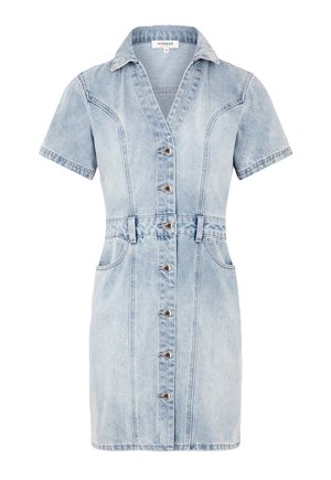 Vestido camisero de mezclilla azul claro con mangas cortas, cierre de botones en la parte delantera y dos bolsillos laterales; presenta una cintura ajustada con pasadores para cinturón.