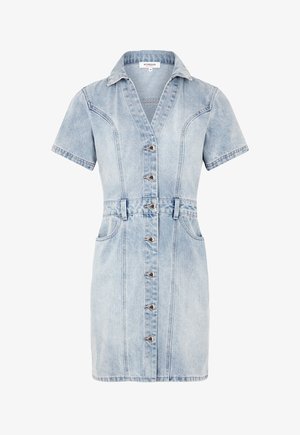 Robe chemise en denim bleu clair avec des manches courtes, fermeture à boutons sur le devant, et deux poches latérales ; possède une taille cintrée avec des passants de ceinture.