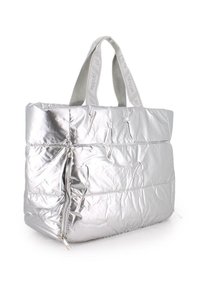 Bolso tote acolchado plateado brillante con dos asas de tela y un bolsillo con cremallera vertical en el lado izquierdo frontal sobre un fondo blanco.