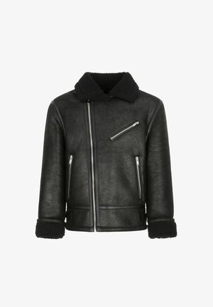 Czarna kurtka z owczej wełny z futrzanym kołnierzem, wyposażona w srebrne zamki błyskawiczne, dwie boczne kieszenie oraz skośną kieszeń na klatce piersiowej. Gładka tekstura.