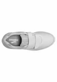 Baltie sporta apavi ar gludu ādas augšdaļu, divām Velcro siksnām, mīkstu zolīti un teksturētu outsole. Iekļauj diskrētu zīmola atpazīstamību.