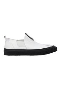 Weiße Leder-Slipper mit einer schwarzen strukturierten Gummisohle, die über elastische Einsätze und einen kontrastierenden Akzent an der Ferse verfügen.
