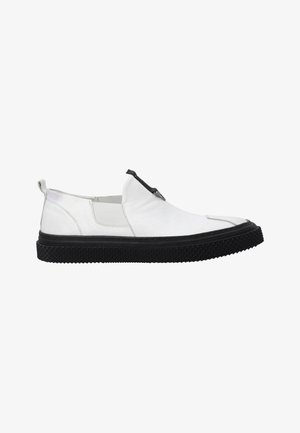 Weiße Leder-Slipper mit einer schwarzen strukturierten Gummisohle, die über elastische Einsätze und einen kontrastierenden Akzent an der Ferse verfügen.