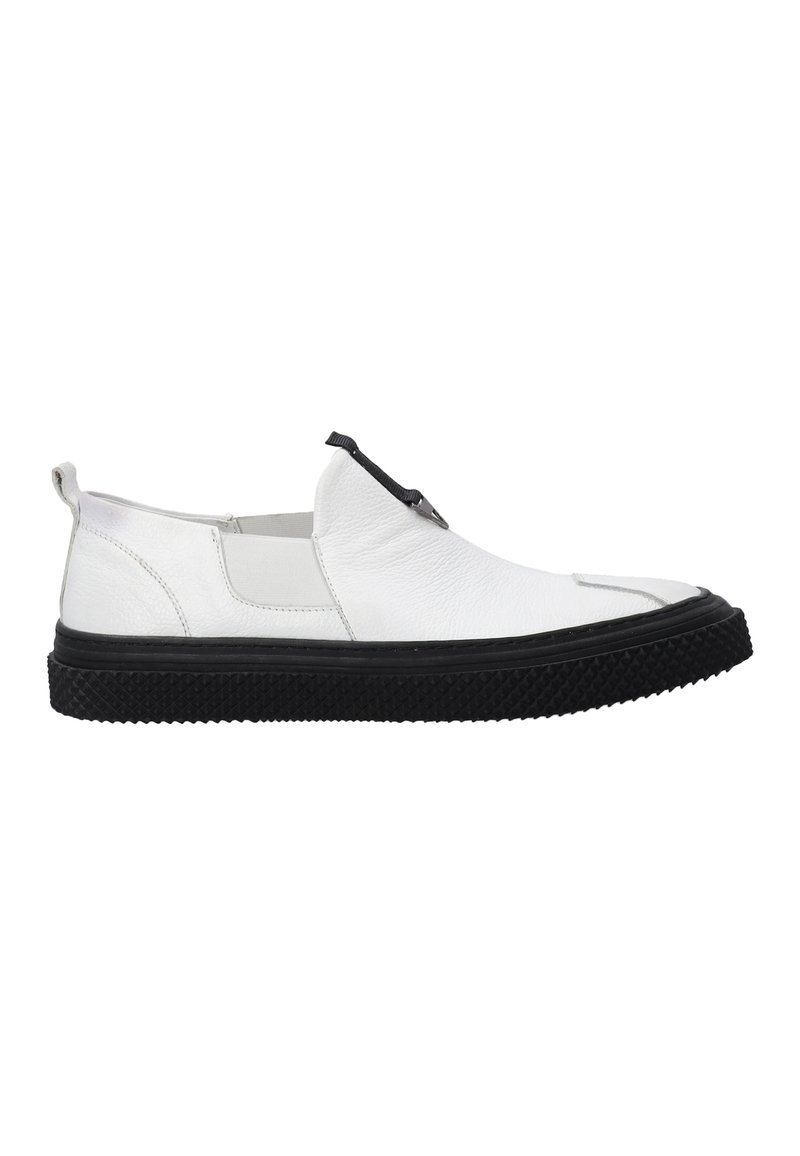 Weiße Leder-Slipper mit einer schwarzen strukturierten Gummisohle, die über elastische Einsätze und einen kontrastierenden Akzent an der Ferse verfügen.