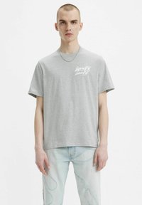 Levi's® RELAXED FIT - Printtipaita - original white