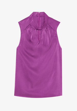 Violeta bez piedurknēm blūze ar augstu apkakli un atslēgas caurumu, izgatavota no gludas, spīdīgas auduma, ar maigu drapējumu un neredzamu aizmugurējo rāvējslēdzēju.