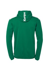 Grøn hættejakke med lange ærmer, der har hvide detaljer på skuldrene og et logo på ryggen. Glat tekstur, atletisk design.