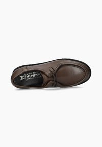 Chaussure en cuir marron avec un bout arrondi, une couture décorative et une surface douce et texturée. Conçue avec une semelle confortable et flexible.