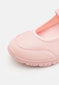 Friboo Baletkurpes ar siksniņu ap potīti - coral