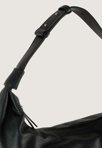 Borsa a spalla in pelle nera con finitura testurizzata, dotata di tracolla regolabile liscia e chiusura con zip, che mette in evidenza cuciture resistenti e accenti metallici.