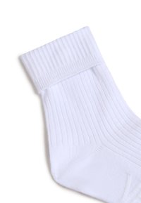 Weiße Baumwollsocke mit gerippter Textur, umgeschlagenem Bündchen und verstärktem Fersenbereich, die ein glattes Finish und ein klassisches Design zeigt.