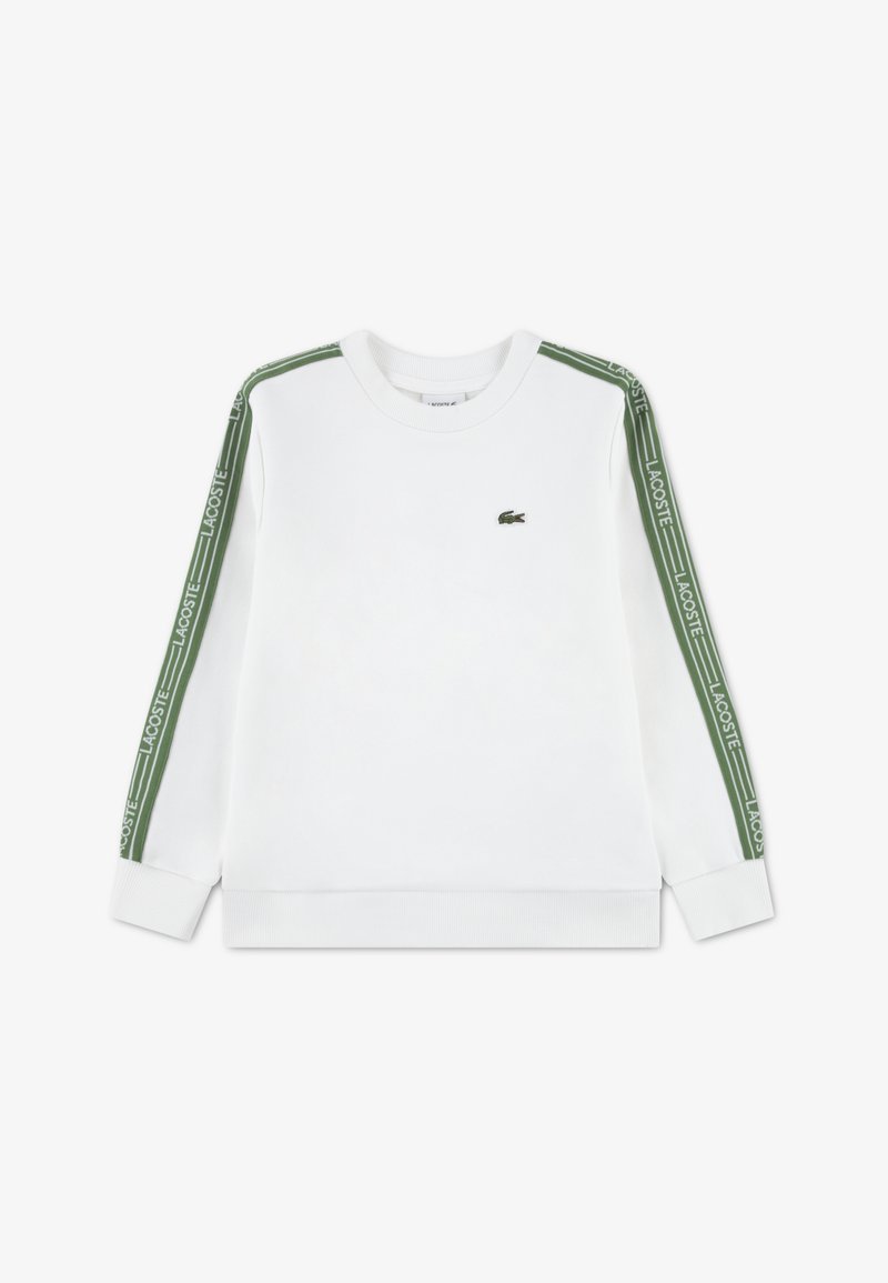 Sweatshirt blanc à manches longues, avec le logo Lacoste vert le long des épaules. Col rond classique et poignets côtelés.