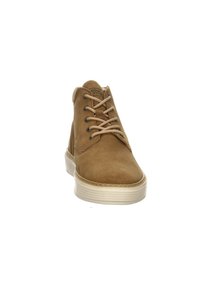 Braune Wildleder-Stiefeletten mit einer abgerundeten Zehe, beigen Schnürsenkeln und einer dicken Gummisohle mit horizontalen Rillen für besseren Halt.