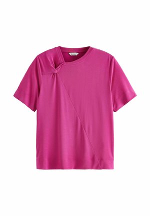 Fuchsia Kurzarm-T-Shirt mit Rundhalsausschnitt und einer Drehung auf der linken Schulter, mit einer glatten, weichen Textur.