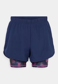 Pantalones cortos de running azul marino con una capa interior adjunta que presenta un patrón multicolor. Incluyen una cintura elástica y detalles en color púrpura.