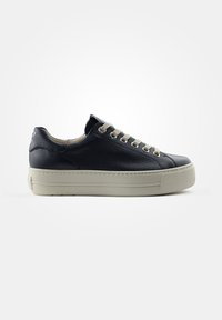 Marineblaue Ledersneaker mit leicht erhöhtem grauem Gummisohle, runder Zehenpartie und beigen Schnürsenkeln. Verfügt über strukturierten Seitenpaneele und minimale Branding.