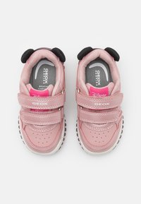 Rosa GEOX-Schuhe mit synthetischem Obermaterial, Gummisohle, zwei Klettverschlüssen und schwarzen Akzenten an den Fersen. Disney-Logo ist sichtbar innen.