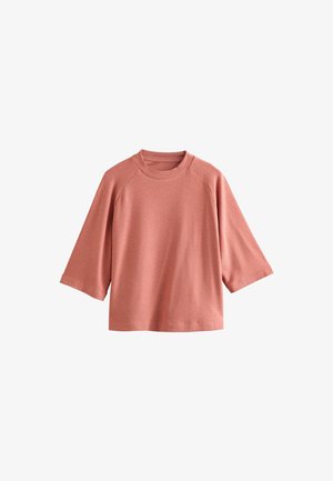 Korte mouwen, rozenkleurige pullover met een ribgebreide halslijn en raglanmouwen. Zachte textuur, relaxte pasvorm en effen kleur, zonder patronen of accenten.