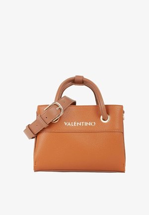 Bolso de mano de cuero marrón con superficie texturizada, dos asas superiores y una correa ajustable con herrajes dorados y nombre de la marca en relieve.