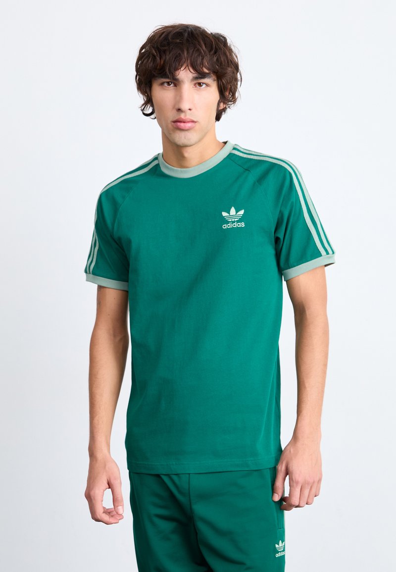 adidas Originals - STRIPES TEE - Print T-shirt - collegiate green, Enlarge