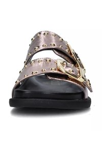 Infradito metalliche rosa con due ampie cinghie decorate da borchie dorate e una grande fibbia dorata, posizionate su una suola nera. Finitura testurizzata.