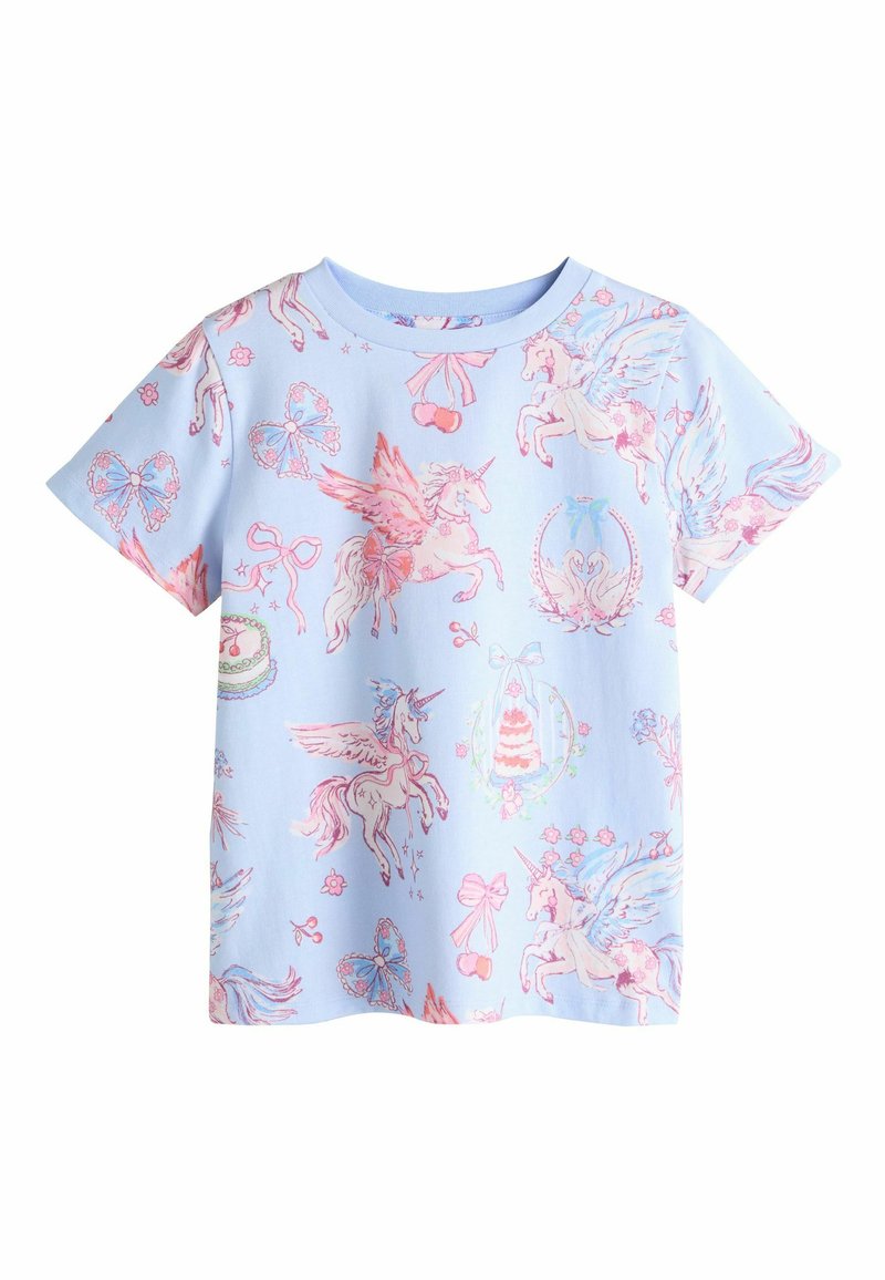 Camiseta de algodón azul claro con un estampado en tonos pastel de unicornios, lazos y pasteles; mangas cortas y cuello redondo. Textura suave.