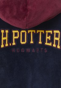 Marineblaue Fleece-Hoodie mit burgunderroter Kapuze, verziert mit gelbem gesticktem Text "H. POTTER" und "HOGWARTS" auf der Vorderseite. Weiche Textur.