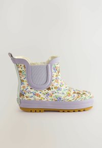 Bunte Blumenregenstiefel mit einem lila Gummi-Obermaterial, weichem Fleece-Futter und einer strukturierten, tanfarbenen Außensohle. Knöchelhohes Design mit Schlaufenlasche.