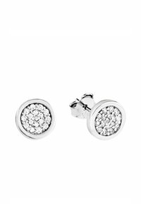 Pendientes de aro con un marco de metal en tono plateado, adornados con un grupo de piedras transparentes y brillantes en un acabado pavé.