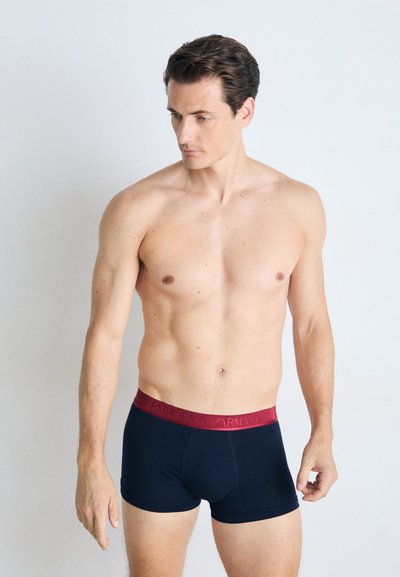 Boxeri de culoare bleumarin cu un brâu elastic de burgundă inscripționat "EMPORIO ARMANI". Material moale, elastic, design ajustat, lungime până la mijlocul coapsei.