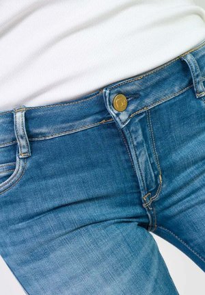 Blaue Jeans aus Denim mit einer taillierten Passform, ausgestattet mit einem goldenen Knopfverschluss, fünf Taschen und kontrastierenden Nähdetails.
