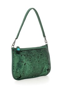 Borsa verde con tracolla removibile e tessuto di paillettes luccicanti sul frontalino, chiusura con zip e forma rettangolare arrotondata.