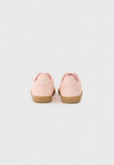 Sneaker rosa con una parte superiore liscia, suole in gomma e un logo sul tallone. Il design presenta una punta rotonda e un colletto imbottito.