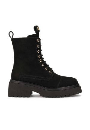 Bottes de cheville en daim noir avec une semelle épaisse noire, un système de laçage avec œillets dorés et une languette à l'arrière pour un enfilage facile.