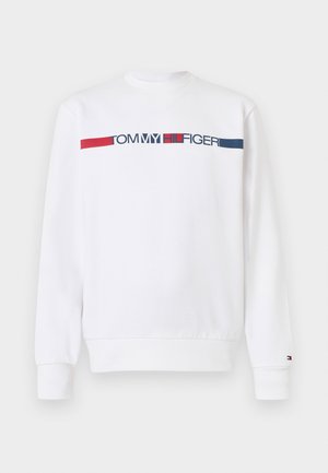 Witte sweatshirt met een logo aan de voorkant in marineblauw en rood, klassiek ronde halsontwerp, geribbelde manchetten en zoom. Gemaakt van zacht katoenen materiaal.