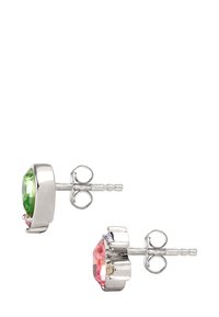 Silver studs med gröna och rosa ädelstenar. Har subtil textur, klippta inställningar och bakstycke med post.