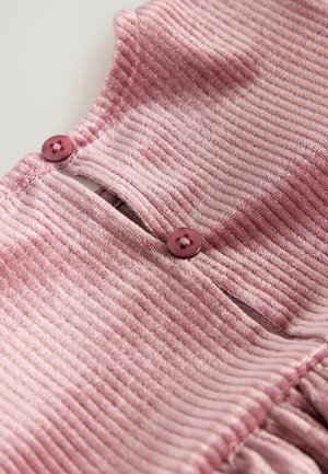 Tejido de color rosa acanalado con una textura suave, que presenta dos botones morados y un diseño de tapeta de botones.