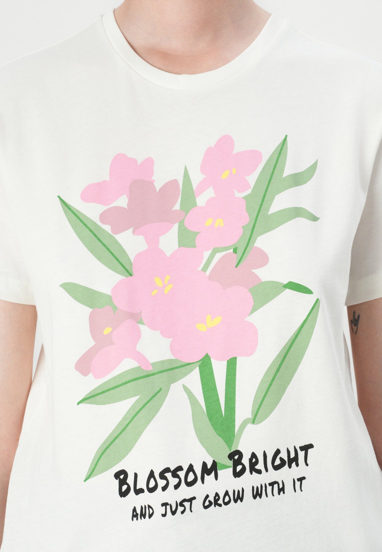 ONLKATTY TEE